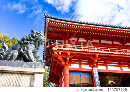 晴朗冬日里的八坂神社:無式守護獅與西塔門,京都府京都市東山區 晴朗冬日里的八坂神社:無式守護獅與西塔門,京都府京都市東山區 133707396