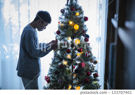 男孩在家準備聖誕樹 133707401