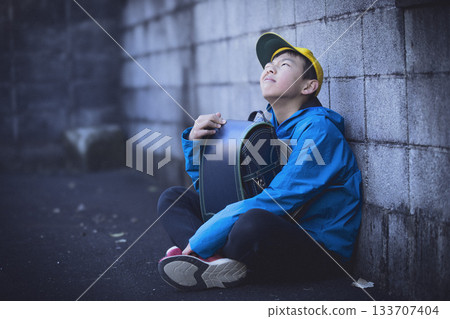 小學生在空地上逃學 小學生在空地上逃學 133707404