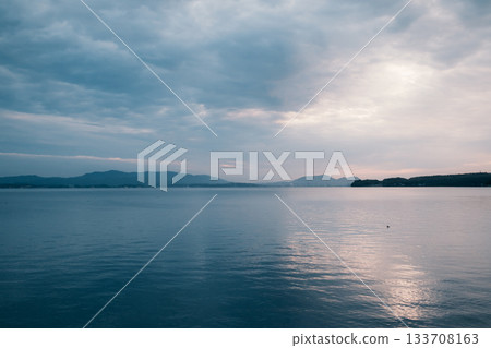 海景中變幻莫測的雲與光線 海景中變幻莫測的雲與光線 133708163