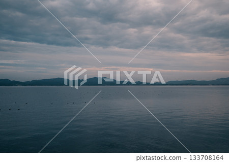 海景中變幻莫測的雲與光線 133708164