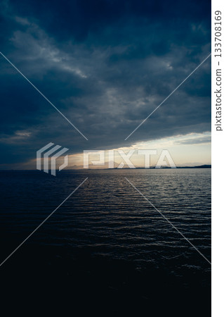 海景中變幻莫測的雲與光線 133708169