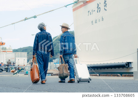 旅遊照片:一對老年夫婦在港口觀看渡輪。 旅遊照片:一對老年夫婦在港口觀看渡輪。 133708605