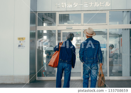 Traveling scene of a senior couple visiting a ferry terminal 133708659