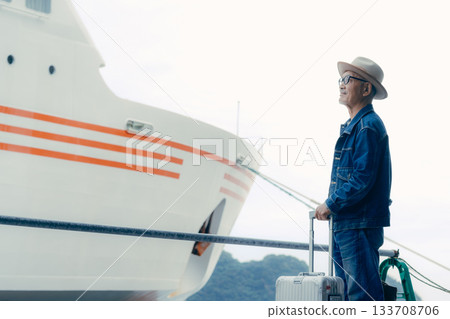 一位老年男子欣賞著遊船，享受著旅程的樂趣。 133708706
