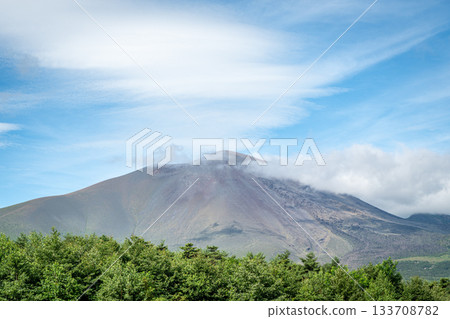 淺間山巍峨聳立,映襯著夏日的天空和淺間牧場的綠色景色(群馬縣長野原町) 淺間山巍峨聳立,映襯著夏日的天空和淺間牧場的綠色景色(群馬縣長野原町) 133708782