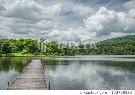 妻戀村巴拉吉湖上的碼頭,以及平靜的湖面倒映著夏日的雲。 妻戀村巴拉吉湖上的碼頭,以及平靜的湖面倒映著夏日的雲。 133708820