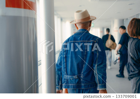 一對老年夫婦提著行李箱的旅行肖像 一對老年夫婦提著行李箱的旅行肖像 133709001