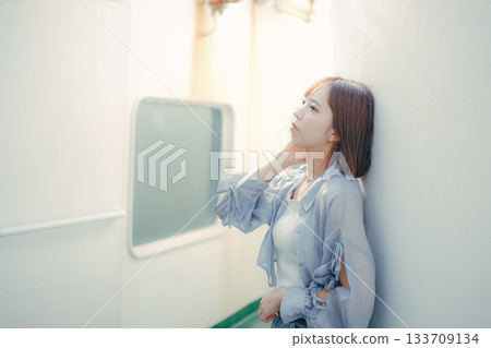 旅行場景:一位二十多歲的女子在渡輪甲板上感受海風。 旅行場景:一位二十多歲的女子在渡輪甲板上感受海風。 133709134