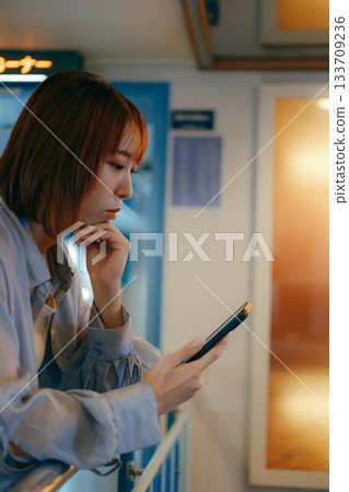 一位二十多歲的女子若有所思地凝視著她的男友 一位二十多歲的女子若有所思地凝視著她的男友 133709236