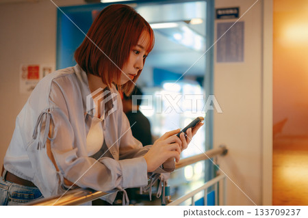 一位二十多歲的女子若有所思地凝視著她的男友 一位二十多歲的女子若有所思地凝視著她的男友 133709237