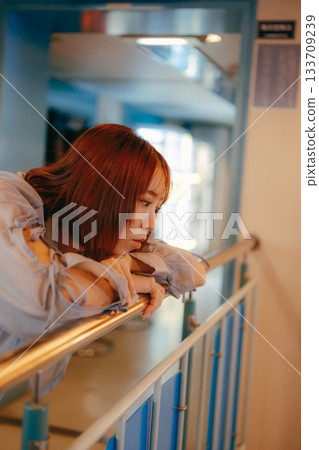 一位二十多歲的女子若有所思地凝視著她的男友 133709239