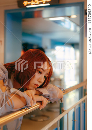 一位二十多歲的女子若有所思地凝視著她的男友 133709240