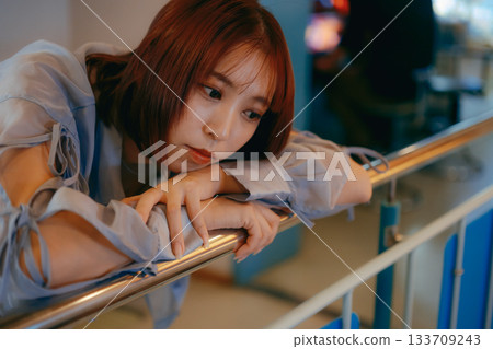 一位二十多歲的女子若有所思地凝視著她的男友 133709243