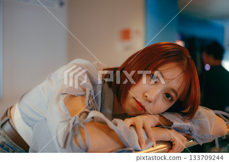 一位二十多歲的女子若有所思地凝視著她的男友 一位二十多歲的女子若有所思地凝視著她的男友 133709244