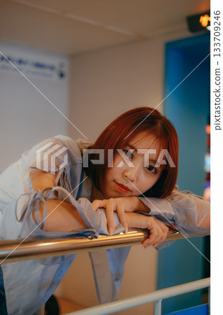一位二十多歲的女子若有所思地凝視著她的男友 一位二十多歲的女子若有所思地凝視著她的男友 133709246