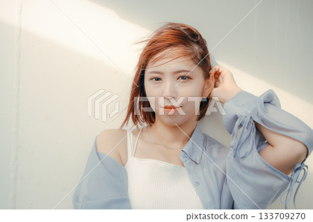 自然光下拍攝的一位二十多歲女性的自然肖像 自然光下拍攝的一位二十多歲女性的自然肖像 133709270