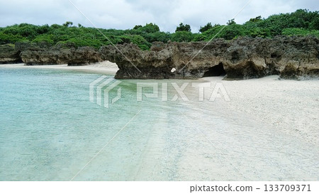 十一月宮古島的碧綠海水和潔白的沙灘 十一月宮古島的碧綠海水和潔白的沙灘 133709371