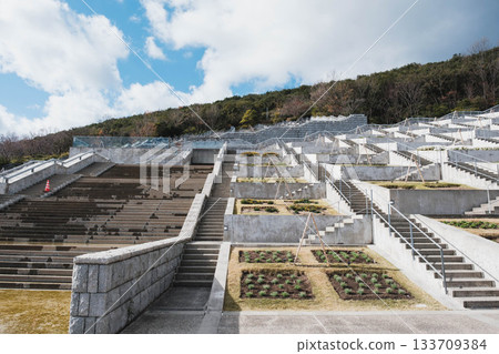 [Awaji Yumebutai] Beautiful flowers blooming in Hyakudanen Garden 133709384