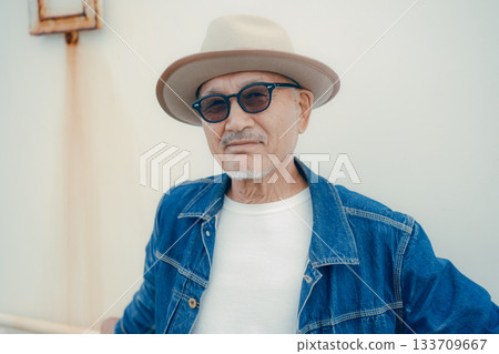 一位身穿牛仔夾克的老年男子的肖像 133709667