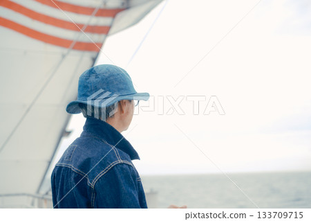 一位身著牛仔服的老婦人眺望大海的肖像 一位身著牛仔服的老婦人眺望大海的肖像 133709715