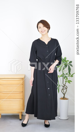 女裝秋冬時尚搭配全身（肖像） 133709768