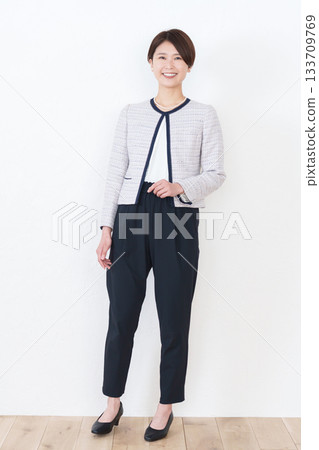 穿著正式西裝的女人 133709769