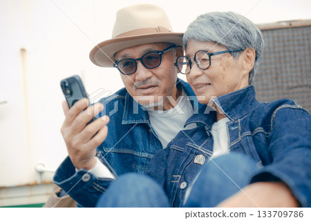 Portrait of a senior couple looking at a smartphone 133709786