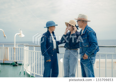 三個人在渡輪上聊天的合影 133709853