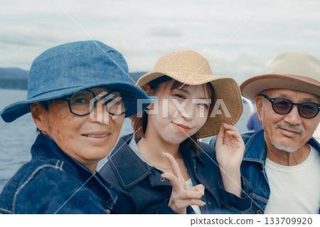 三個人在渡輪上自拍的肖像 133709920