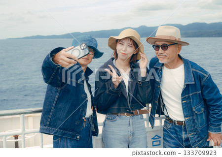 三個人在渡輪上自拍的肖像 133709923