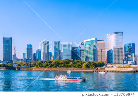 日本東京城市景觀：汐留大樓、水上巴士、六本木、麻布台、東京塔、原築地市場…拆除工程現場 133709974