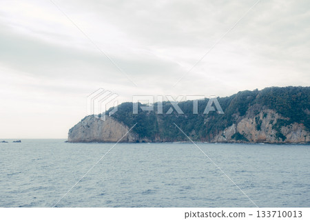 從偏遠島嶼渡輪上看到的港口城鎮景色 從偏遠島嶼渡輪上看到的港口城鎮景色 133710013