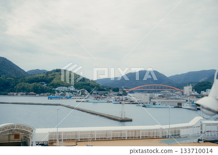 從偏遠島嶼渡輪上看到的港口城鎮景色 133710014