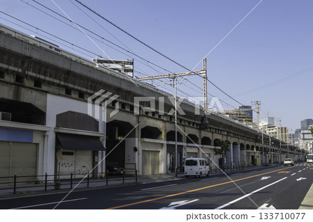 Continuous arch structure and road under the viaduct 133710077