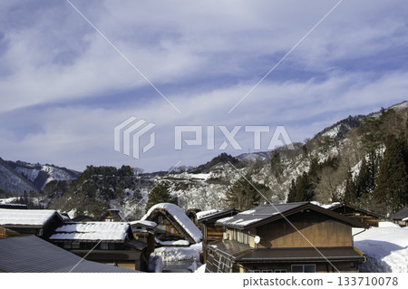 白雪皚皚的白川鄉合掌造風格村莊和山脈 133710078