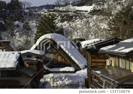 Snow-covered Gassho-style houses in Shirakawa-go Snow-covered Gassho-style houses in Shirakawa-go 133710079
