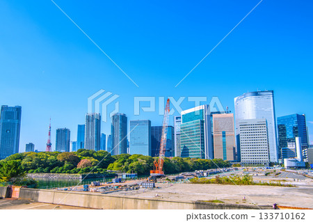 日本東京城市景觀：汐留大廈、六本木、麻布台、東京塔、原築地市場以及拆除工程的景色 133710162
