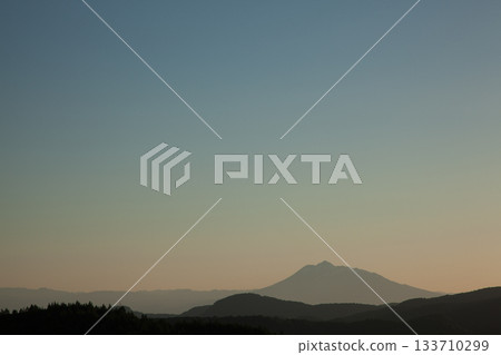 岩城山漂浮在朦朧的春日傍晚天空中 133710299