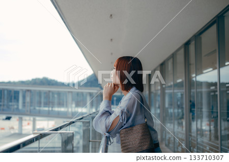 一位女子側臉望著碼頭的鏡頭。 133710307