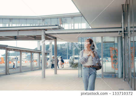 一位女士走上過渡輪碼頭的肖像 一位女士走上過渡輪碼頭的肖像 133710372