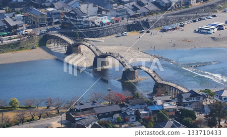 從岩國城第一塔樓眺望錦帶橋 從岩國城第一塔樓眺望錦帶橋 133710433