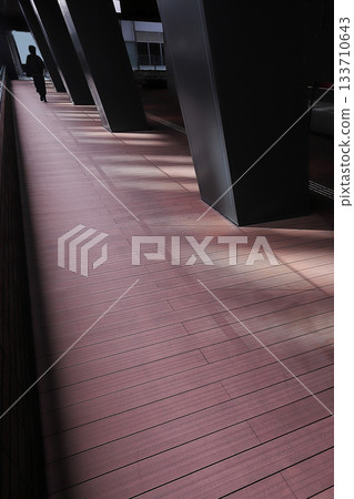 沿著博多車站前的步行橋走 133710643