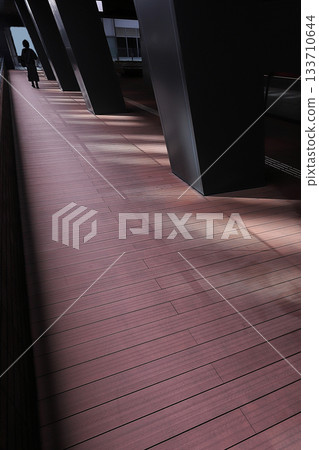 沿著博多車站前的步行橋走 133710644