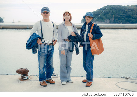 三個人並肩站在港口的肖像 133710766