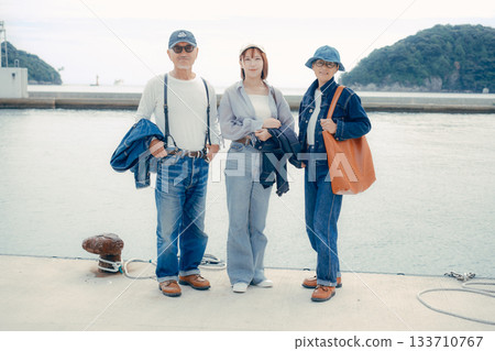 三個人並肩站在港口的肖像 133710767