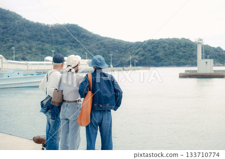 三個人並肩站在港口的肖像 133710774
