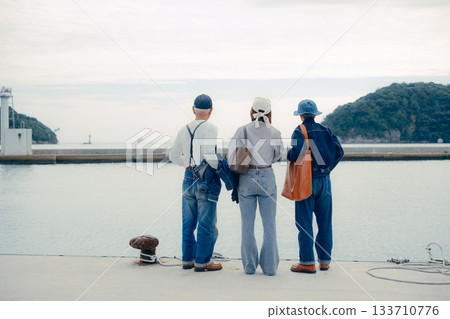 三個人並肩站在港口的肖像 133710776
