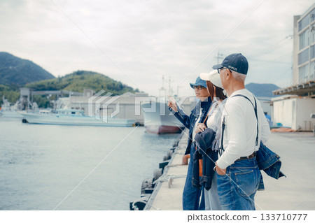 三個人並肩站在港口的肖像 133710777