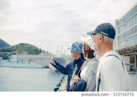 三個人並肩站在港口的肖像 133710778